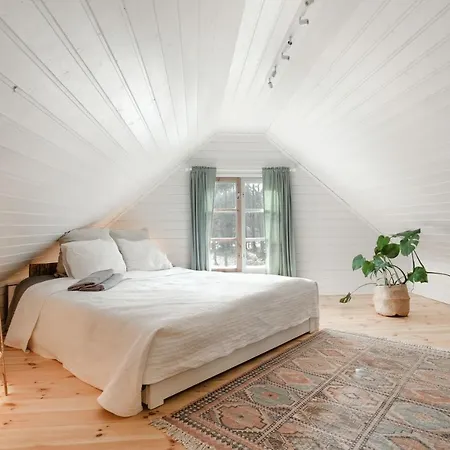 Beautifully Renovated Lakeside Red *