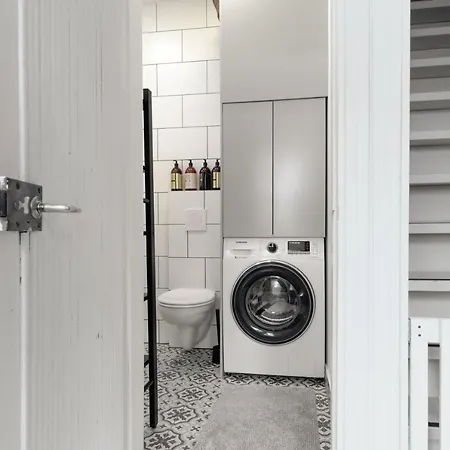 Beautifully Renovated Lakeside Red *