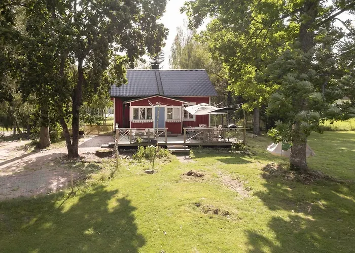 Beautifully Renovated Lakeside Red *