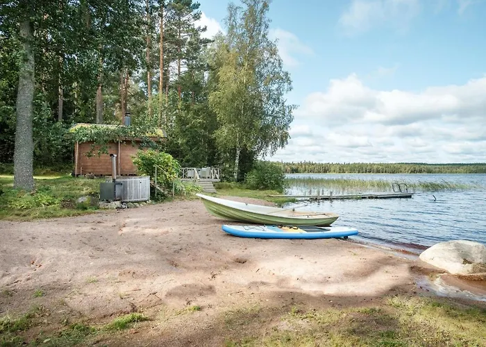 Beautifully Renovated Lakeside Red Ferienhaus *